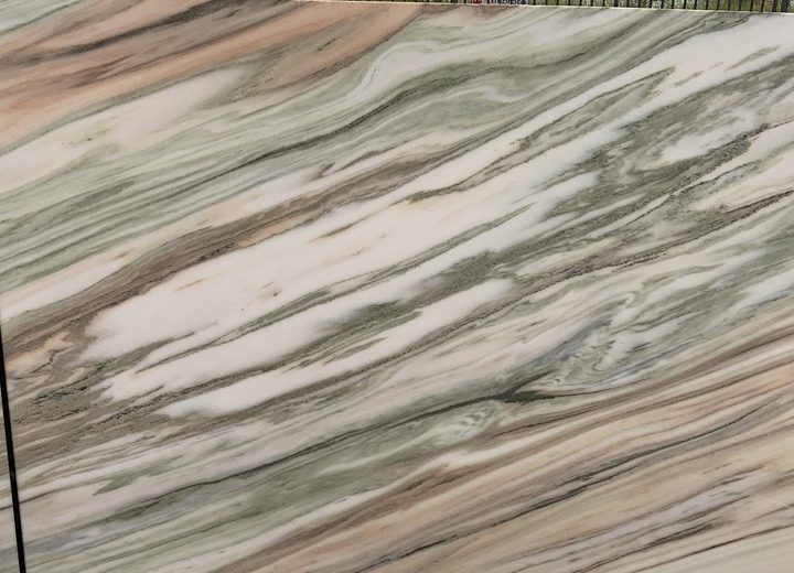 Lastra di marmo Aurora Boreale con venature chiare, verdi e rosate