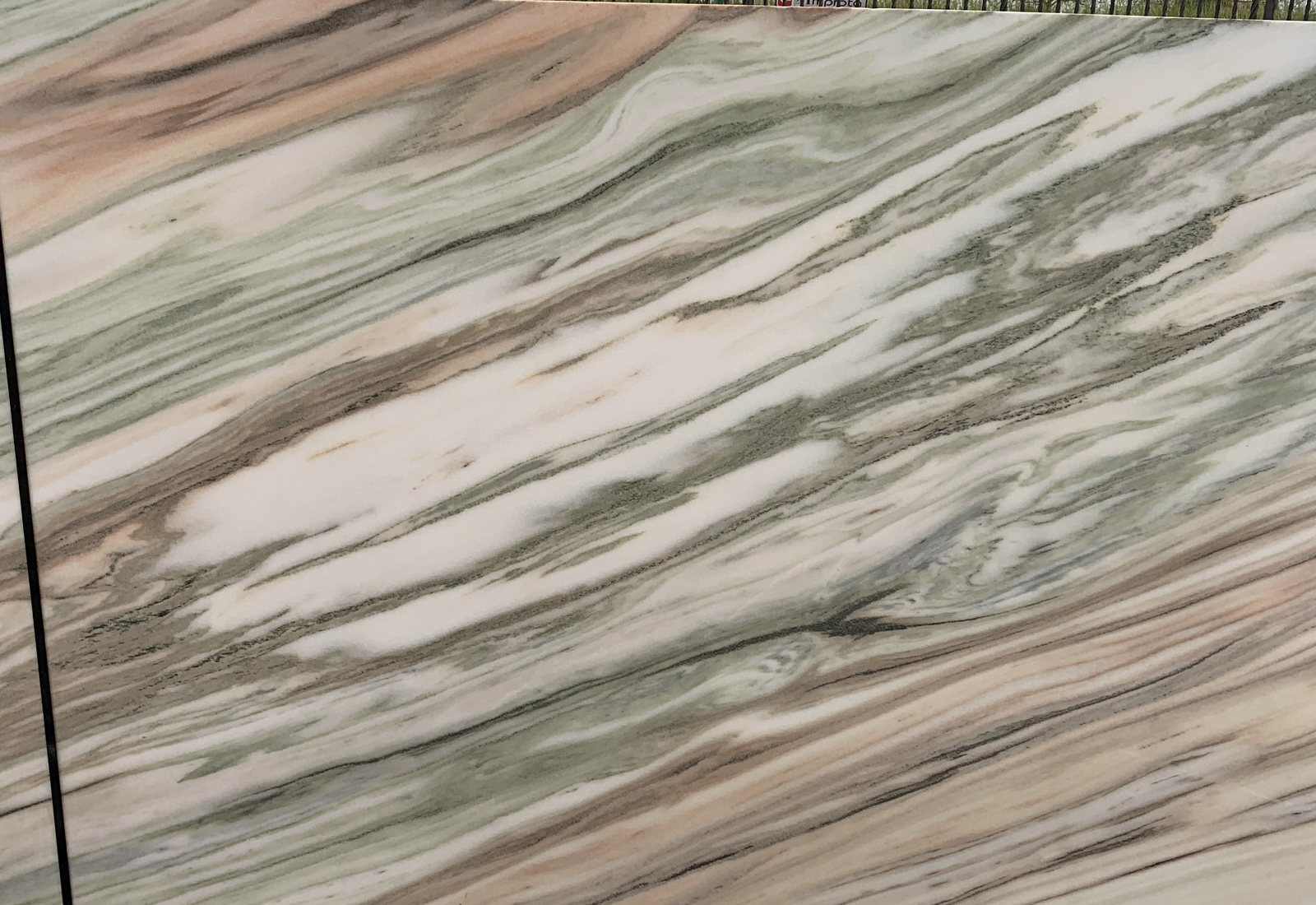 Lastra di marmo Aurora Boreale fotografata in cantiere